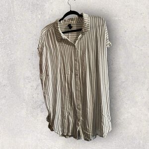 Agnes Dora Short Sleeve Button Down Women’s Size XXL Cream And Blue Pin Stripe